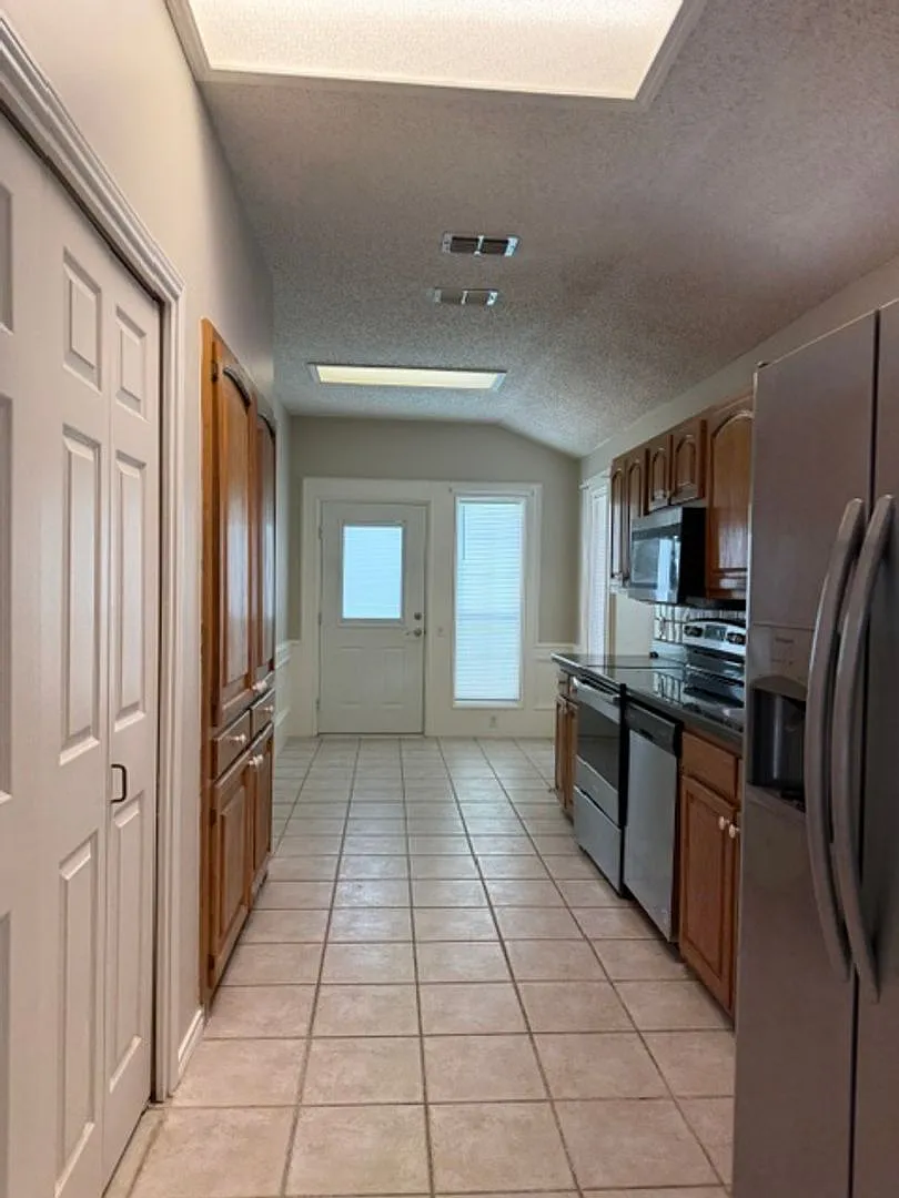 3 bed, 2.0 bath, 1600 sqft, $2,000 — Photo 4