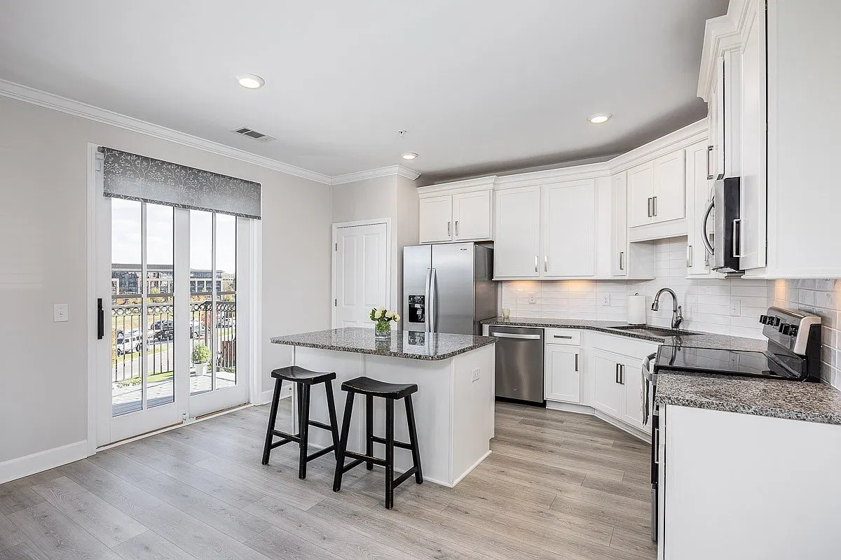 3 bed, 2.0 bath, 2461 sqft, $3,395 — Photo 3