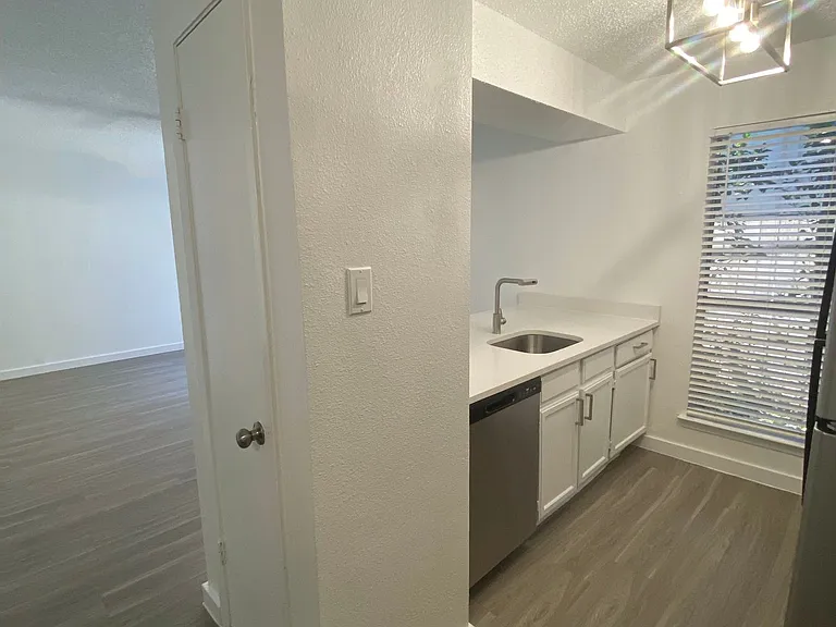 St. Edwards Place Apartments — Photo 13