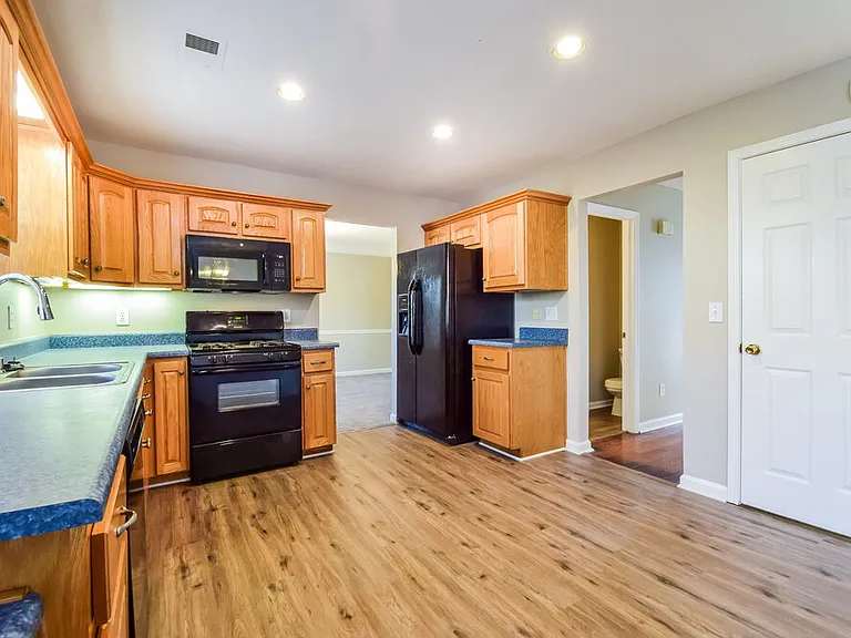 208 Chesapeake Ln — Photo 8