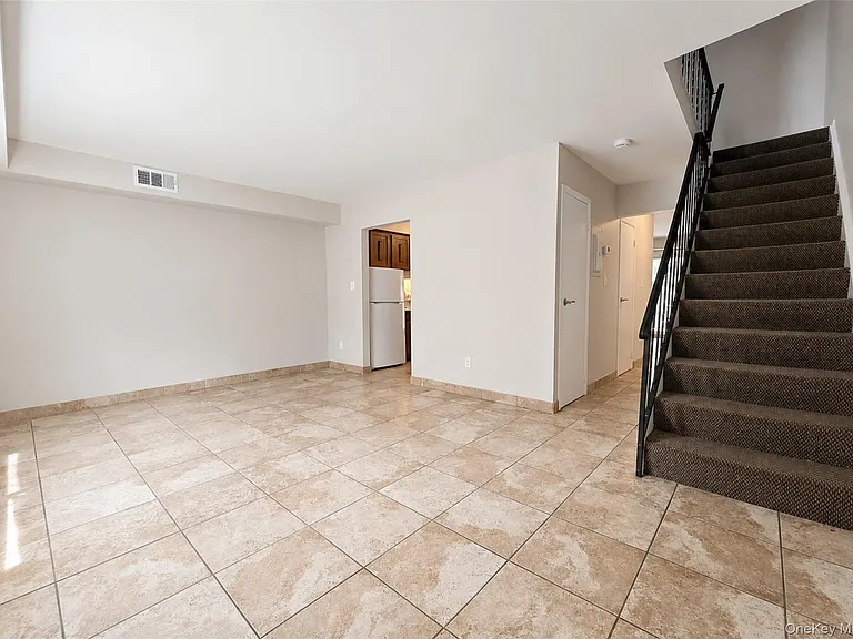 136 Hill Cres — Photo 2