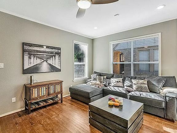 3rd image of 3215 Odessa Ave