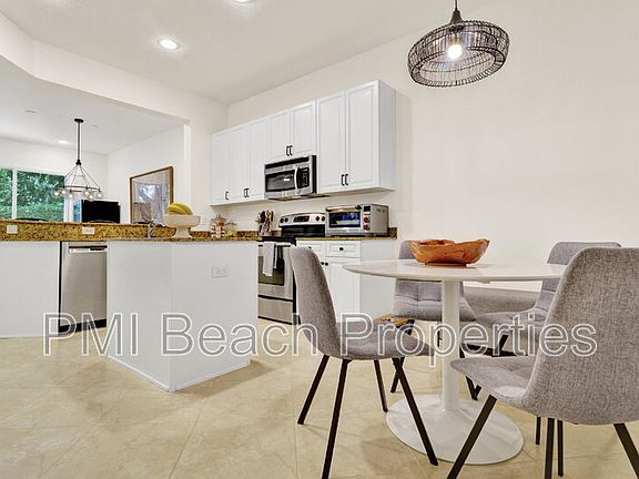 5th image of 124 W Prive Cir W