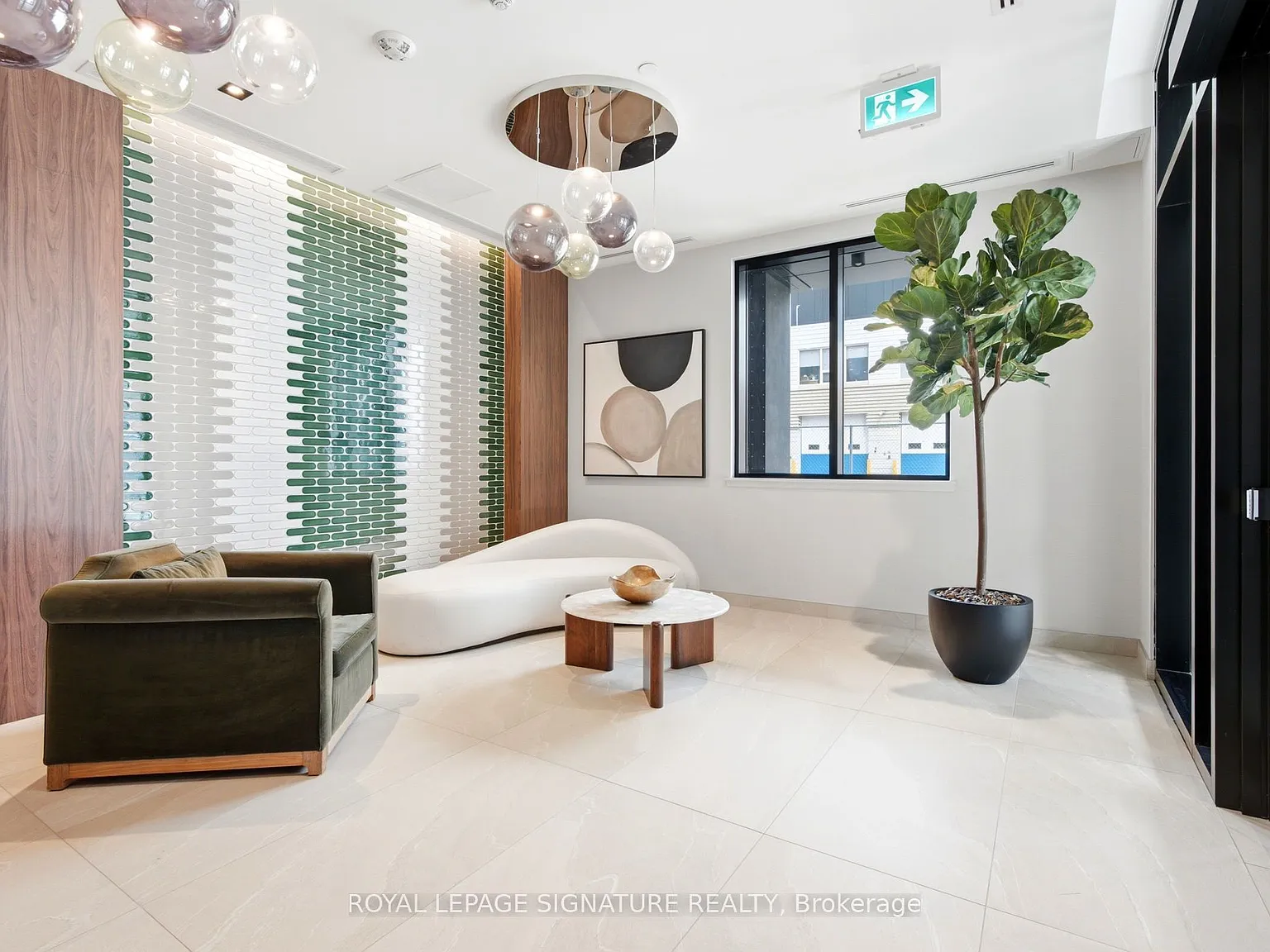 Motto Condos — Photo 3