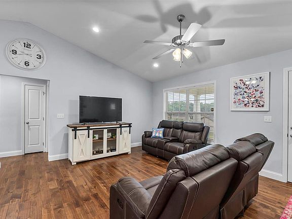 4th image of 375 Wentworth Dr