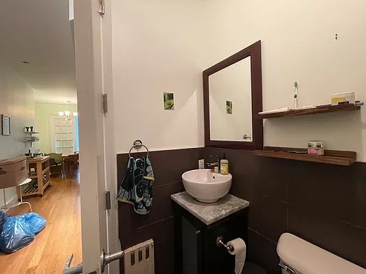 2nd image of 186 Jefferson St #2B