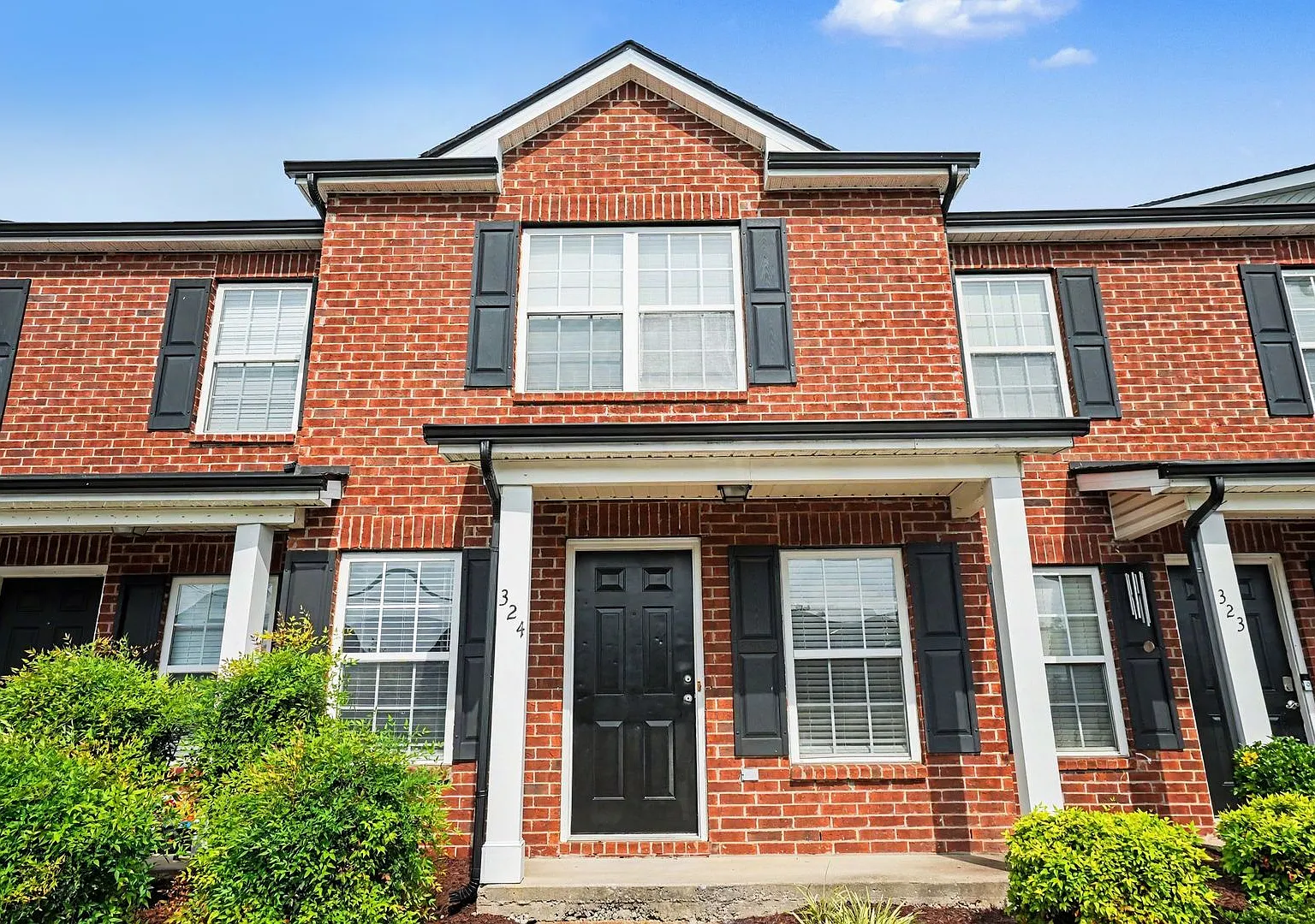 Great 2 Bedroom 2 1/2 Bath Townhouse in Smyrna! — Photo 1
