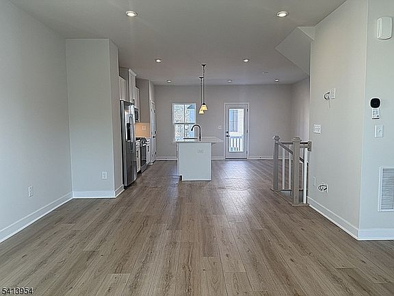 5th image of 106 E Stiger St