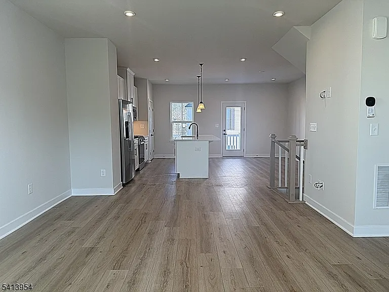106 E Stiger St — Photo 5