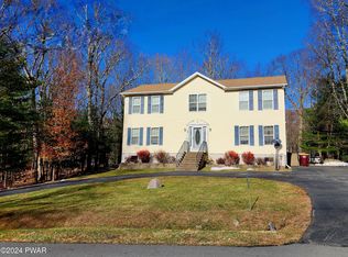 112 Cottonwood Ct, Dingmans Ferry, PA 18337