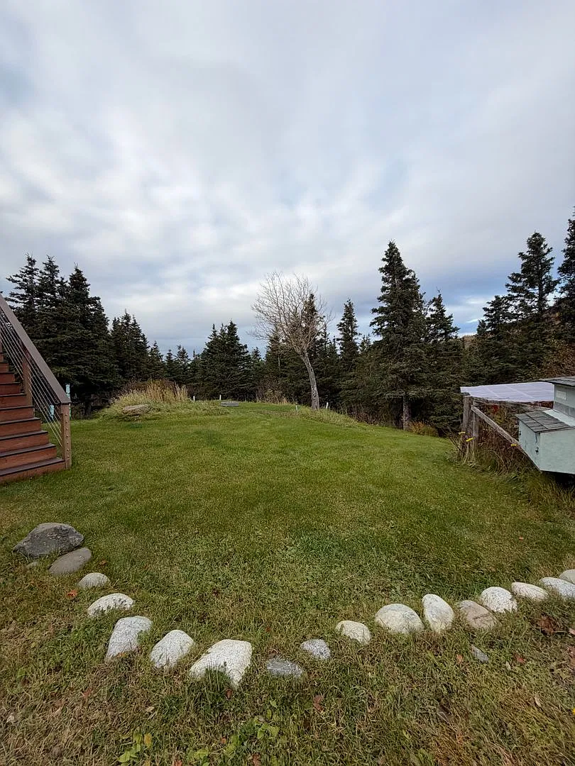 Peaceful hillside log home — Photo 4