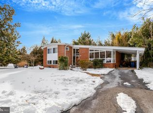 8904 Camfield Dr, Alexandria, VA 22308