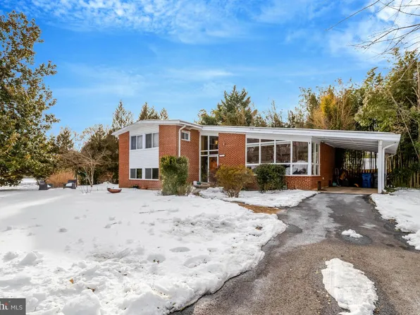 8904 Camfield Dr, Alexandria, VA 22308