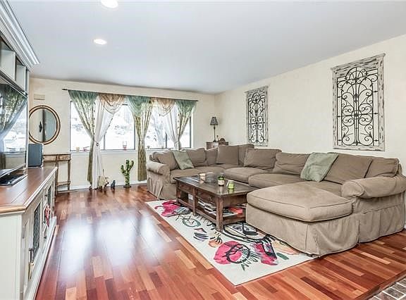 4th image of 200 Lakeside Dr