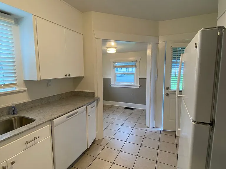 15721 Main St E — Photo 9