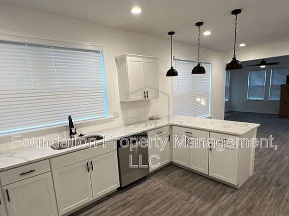 4th image of 1015 N Willett St