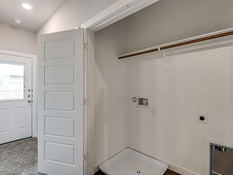 609 Blackland Dr — Photo 15