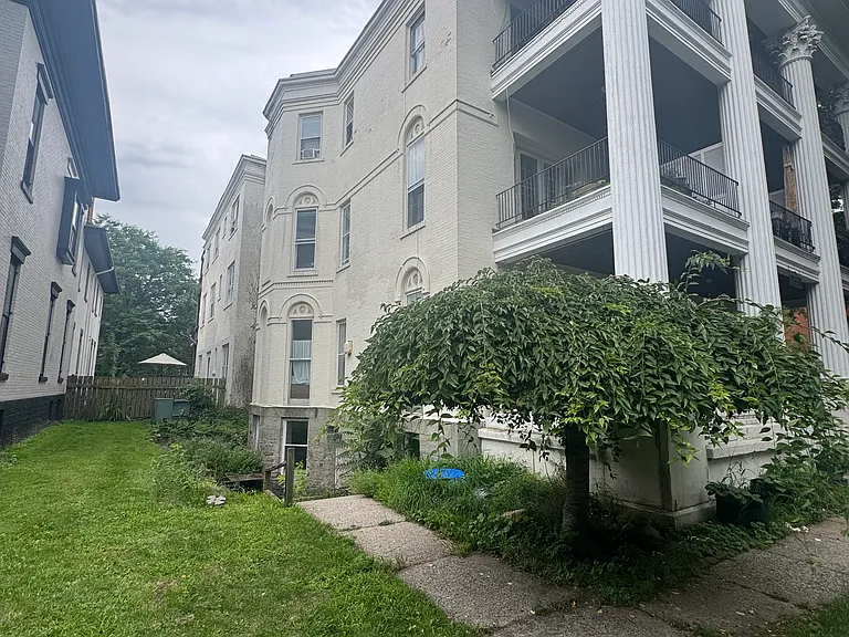 275 S Plymouth Ave #10 — Photo 1