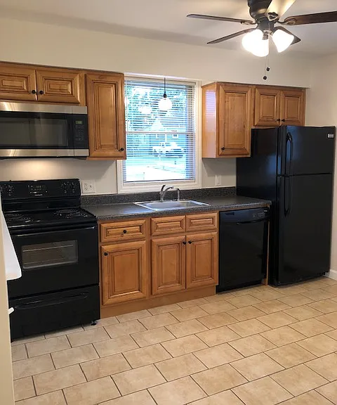 Eat-in Kitchen, task light over sink