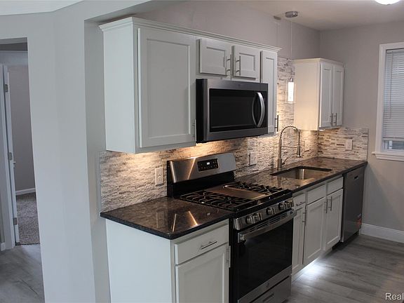4th image of 16201 Lilac St