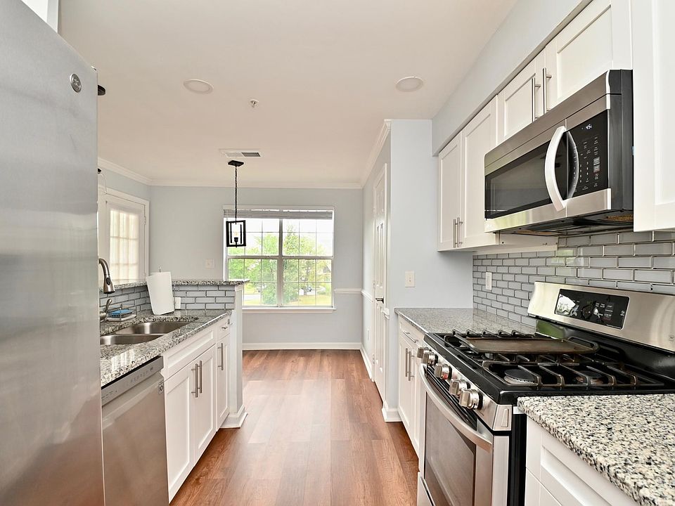 Another view of the gorgeous kitchen.