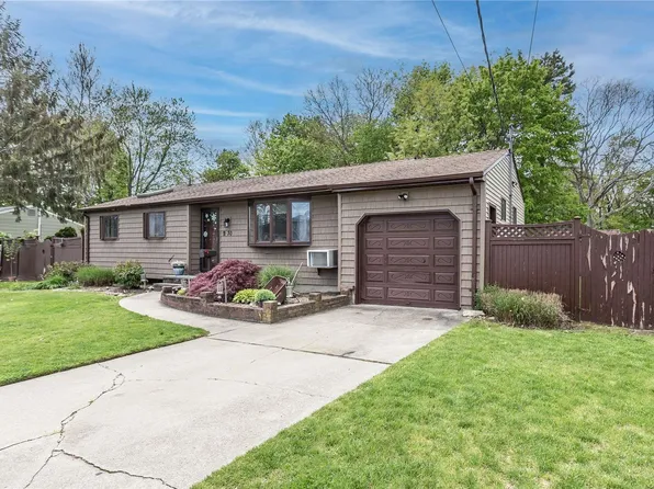 30 Evergreen Pl, Deer Park, NY 11729
