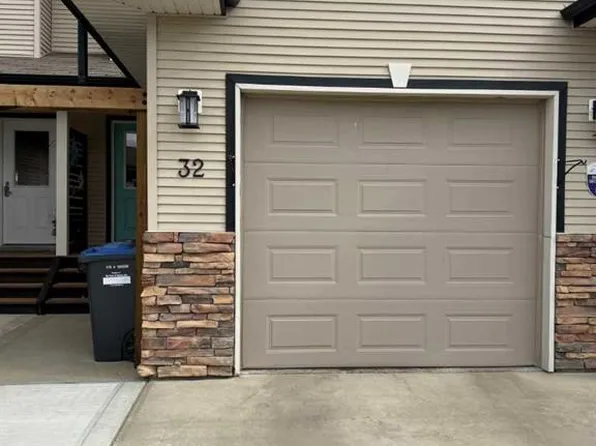 32 W Legend Ct, Sylvan Lake, AB T4S 0B1
