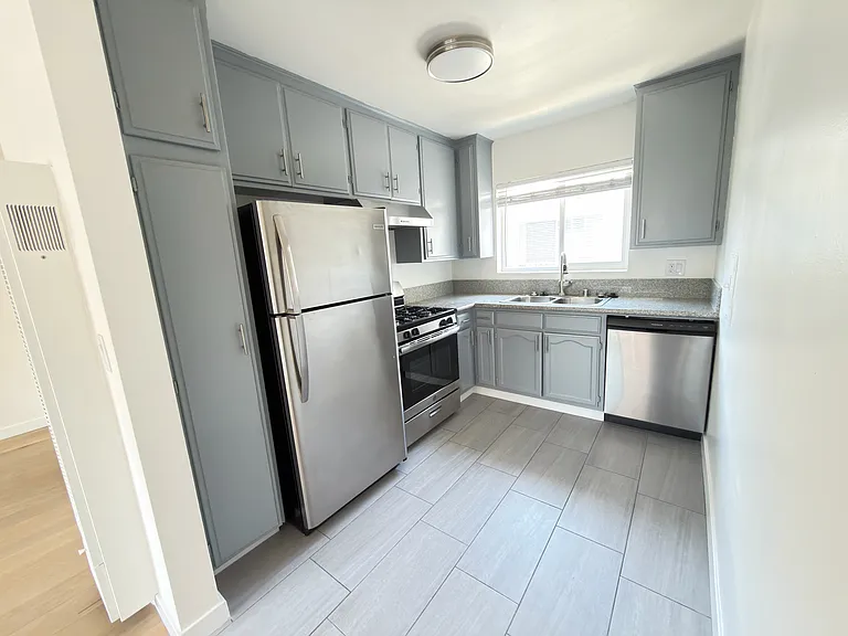 950 Magnolia Ave #33 — Photo 4