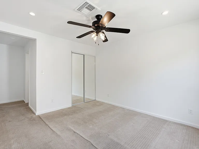 2525 E Minnezona Ave — Photo 19