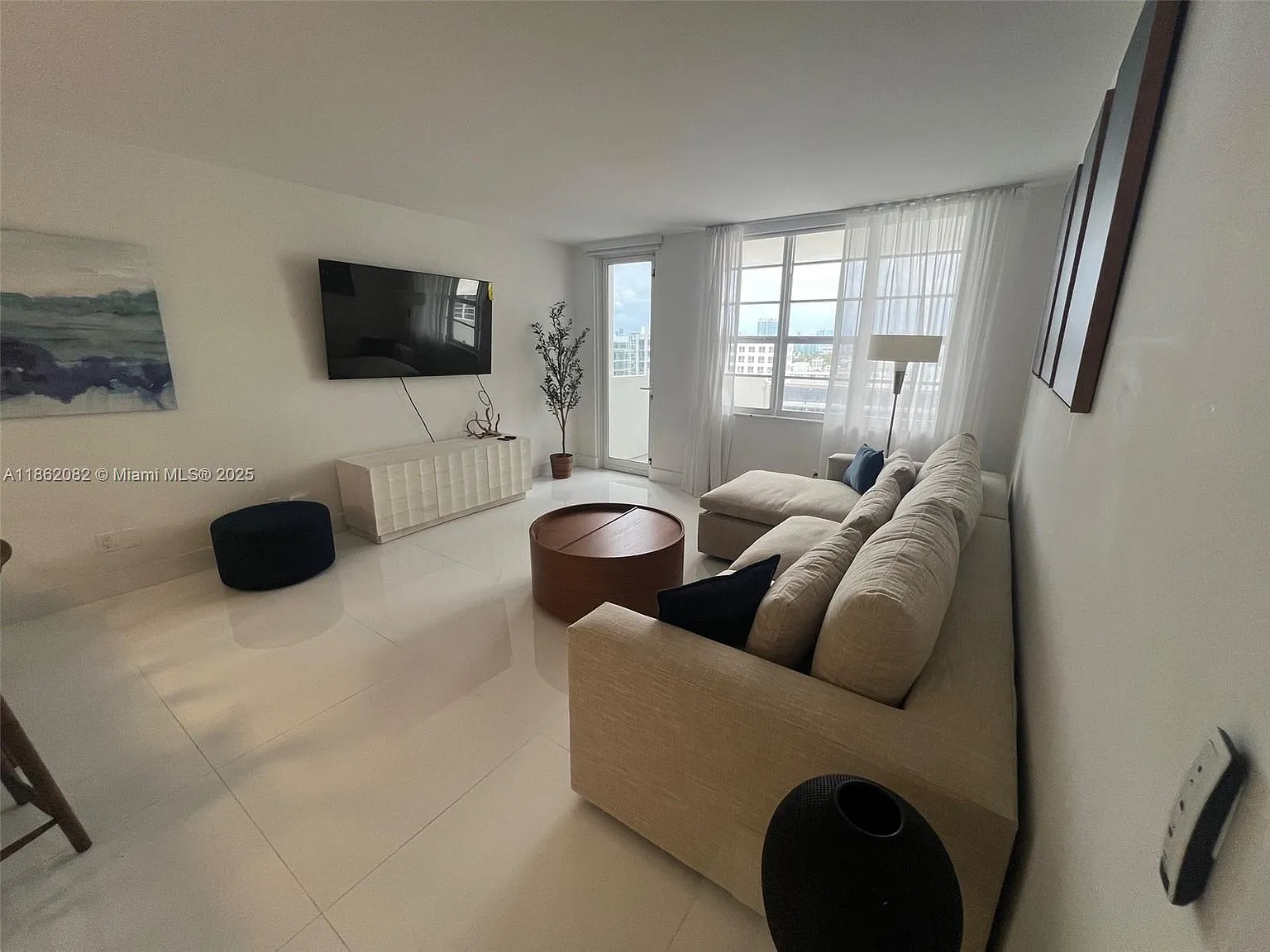 The Decoplage Condo — Photo 4
