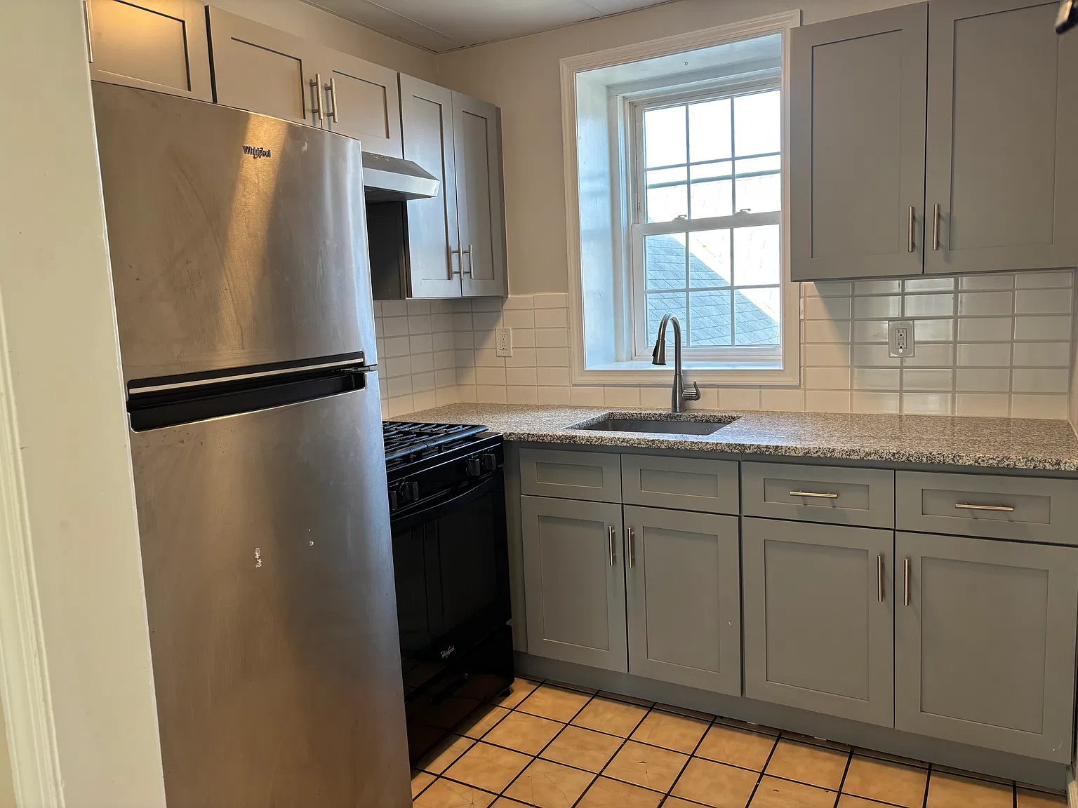 2 bed, 700 sqft, $1,350 — Photo 1