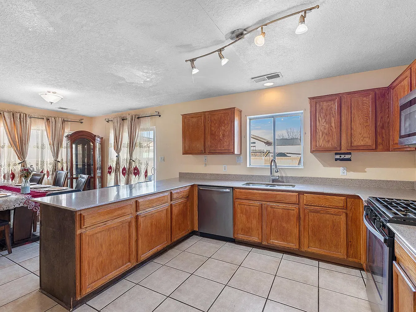 4 bed, 2160 sqft, $2,500 — Photo 4