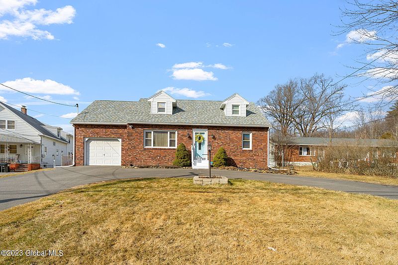4th image of 63 Waterman Avenue