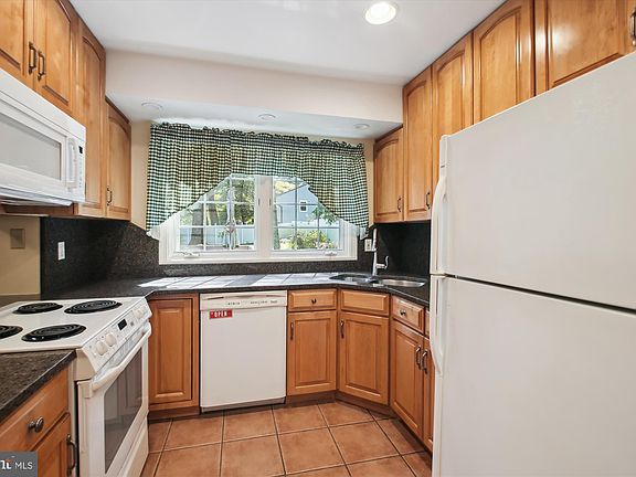 3rd image of 1033 Mountain Top Dr