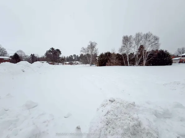 10 Barry St, Laurentian Valley, ON K8A 7L5