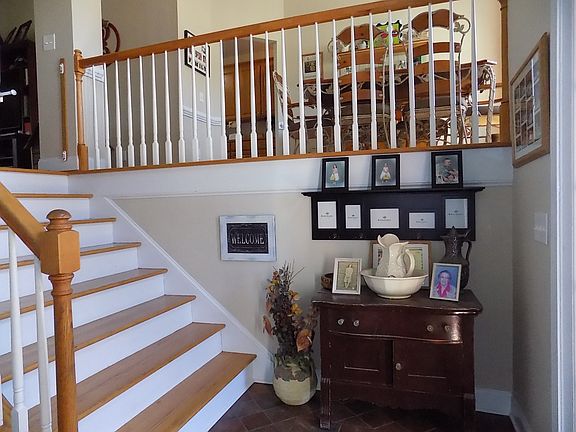 2nd image of 44 Apple Barrel Way