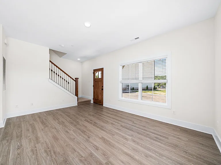 1420 Spring Pointe Ln — Photo 3
