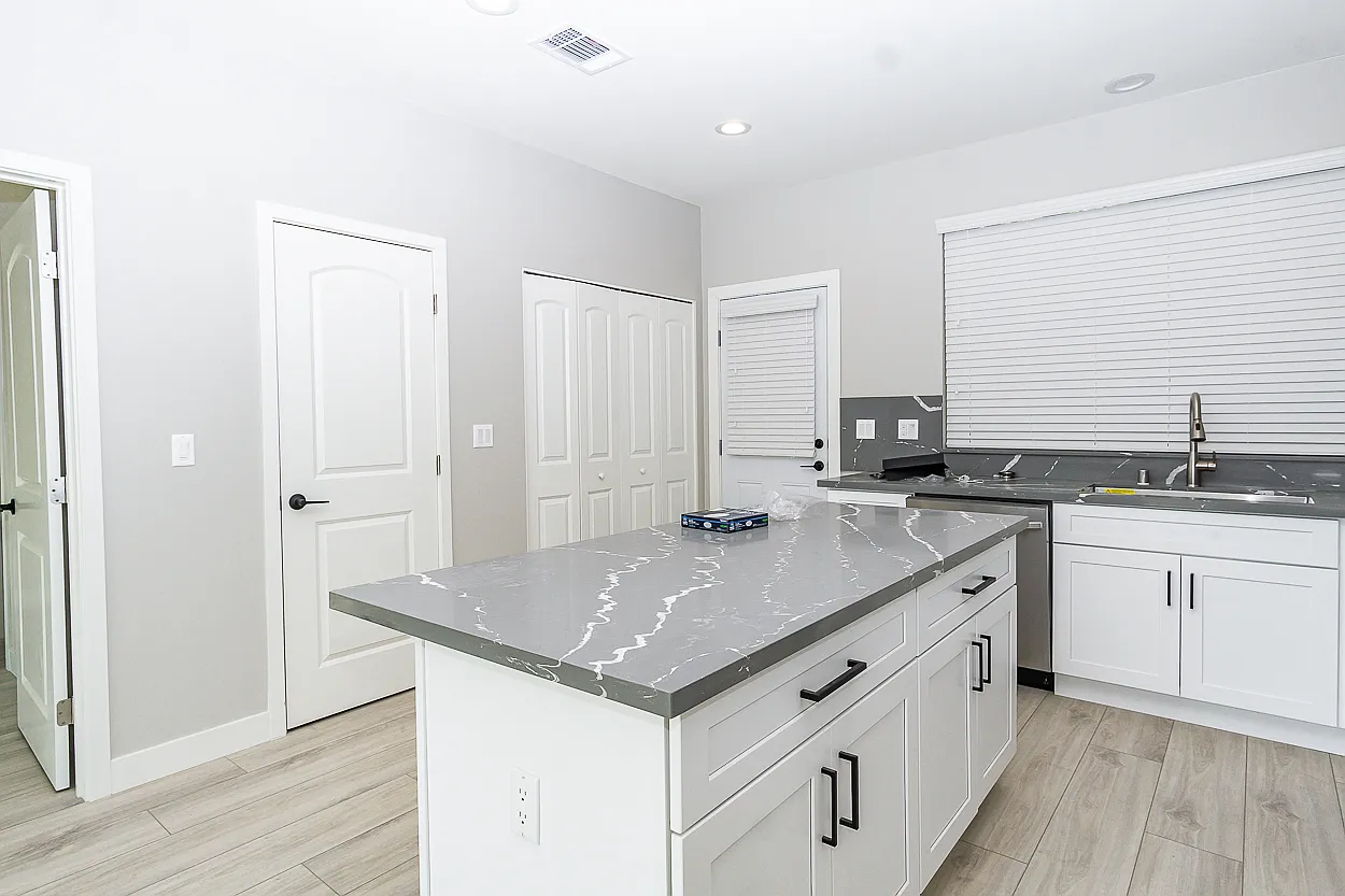 3 bed, 1000 sqft, $3,500 — Photo 4