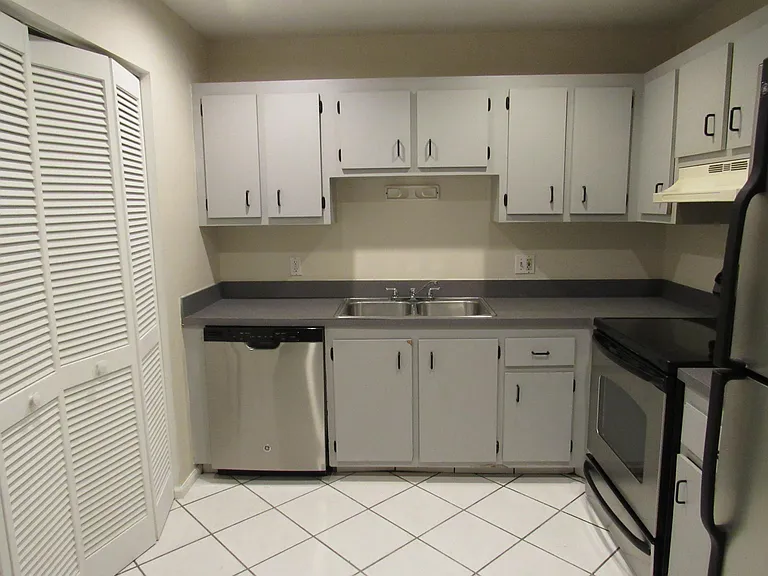1065 Manor Dr — Photo 6