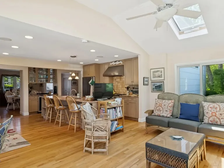 28 Middle Rd — Photo 11