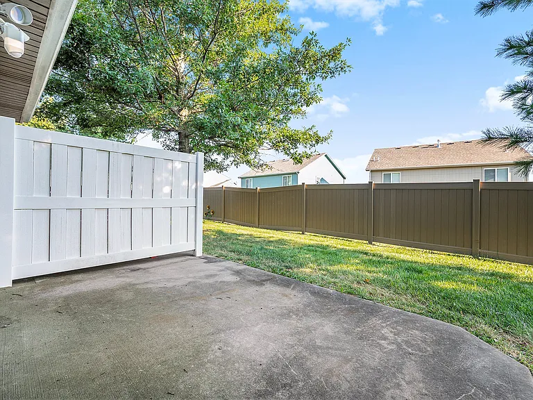 801 SW Peach Tree Ln — Photo 25