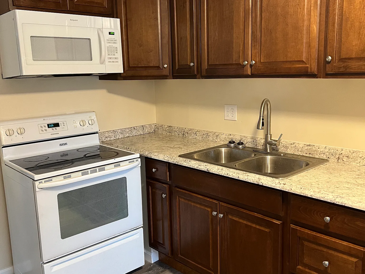2 bed, 660 sqft, $1,300 — Photo 2