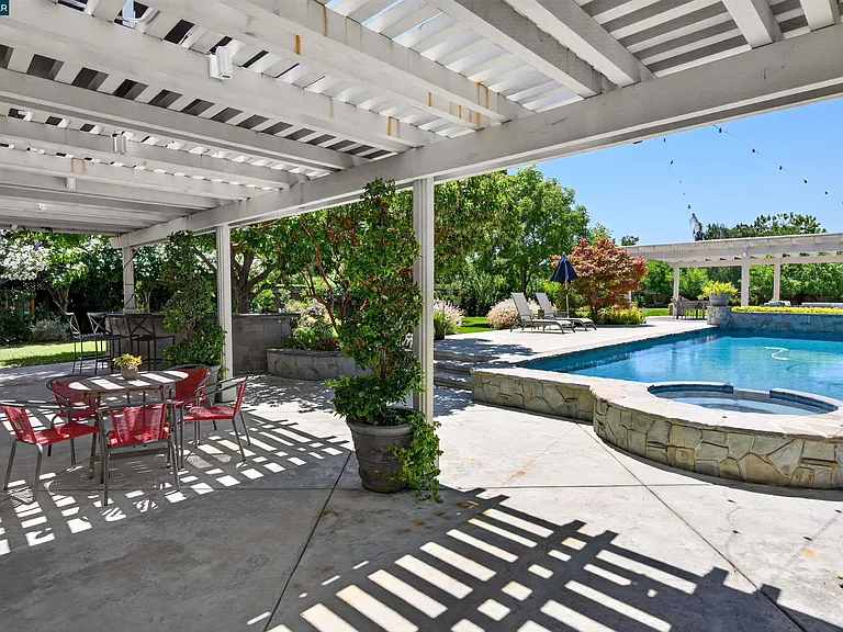 2207 Martin Ave — Photo 80
