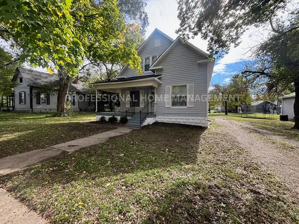 717 E 12th Ave, Winfield, KS 67156