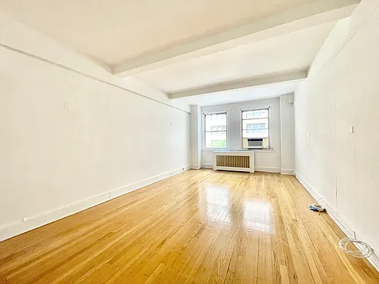 Rented by Manhattan Realty Group | media 9