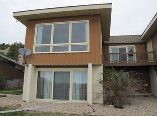 8 Fountain Plaza Rd, Newcastle, WY 82701