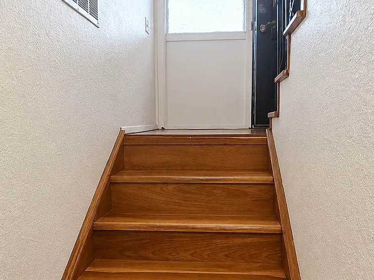 10th Ave E — Photo 16
