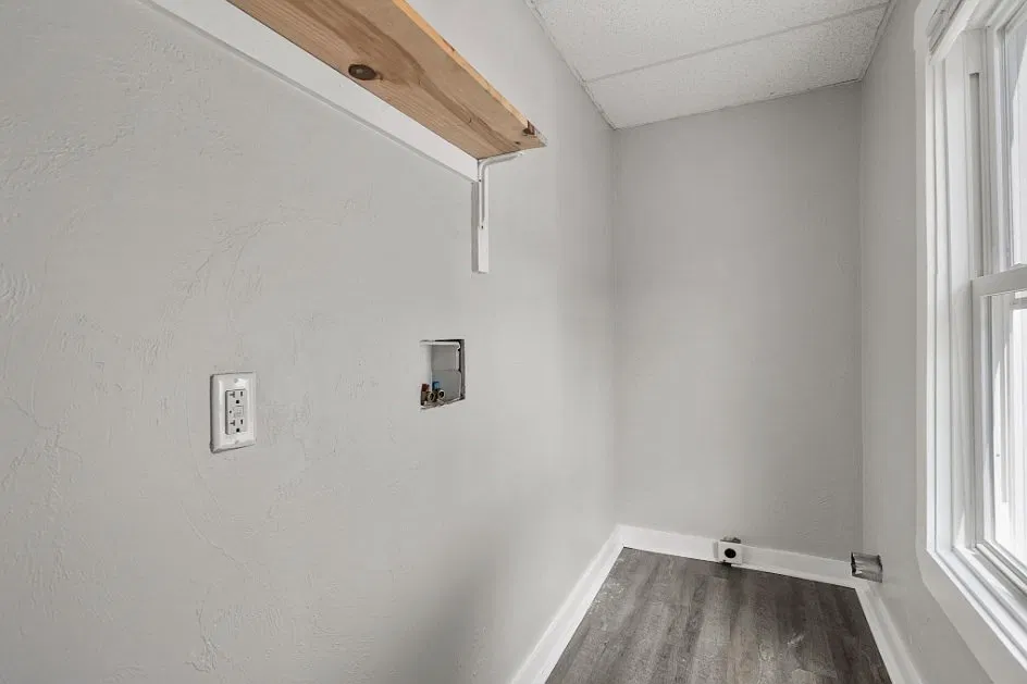 34 Esther St — Photo 3