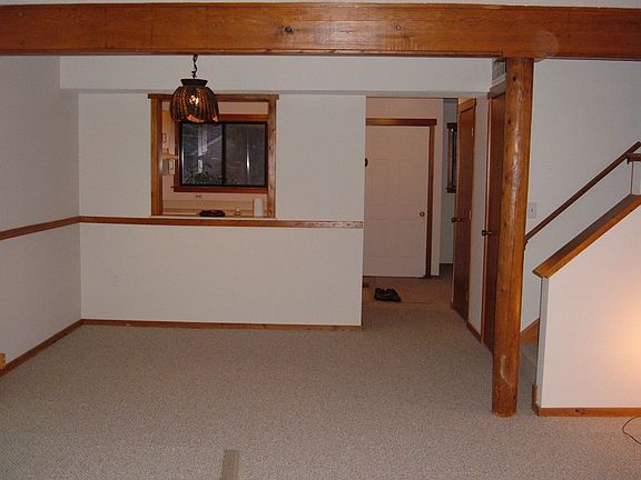 Dining area w/pass thru to kitchen