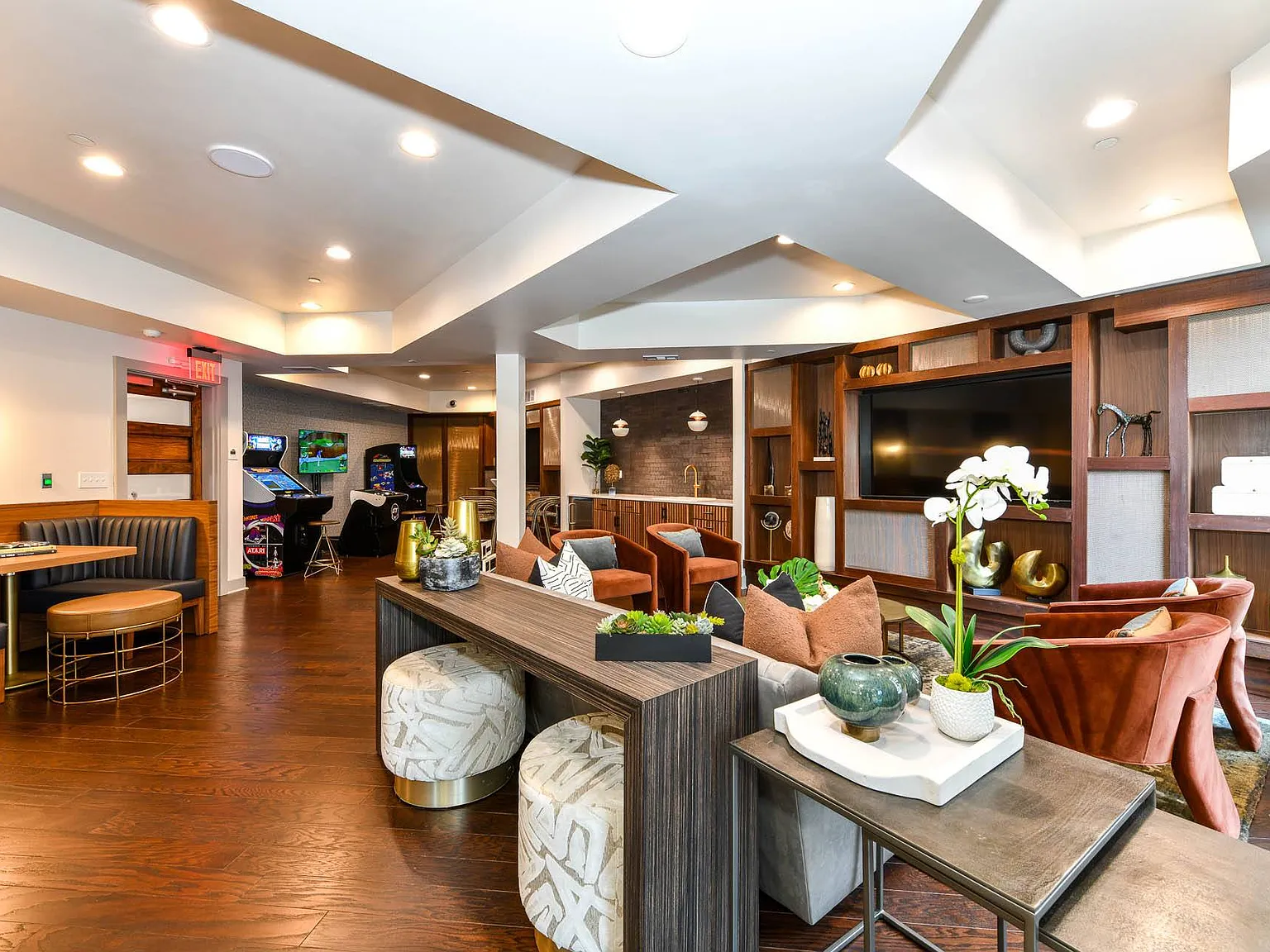 92 West Paces Luxury Apartments — Photo 4